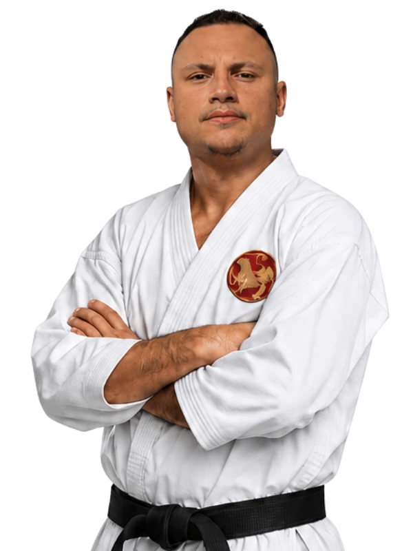 Professor de karatê em pé com kimono branco e faixa preta